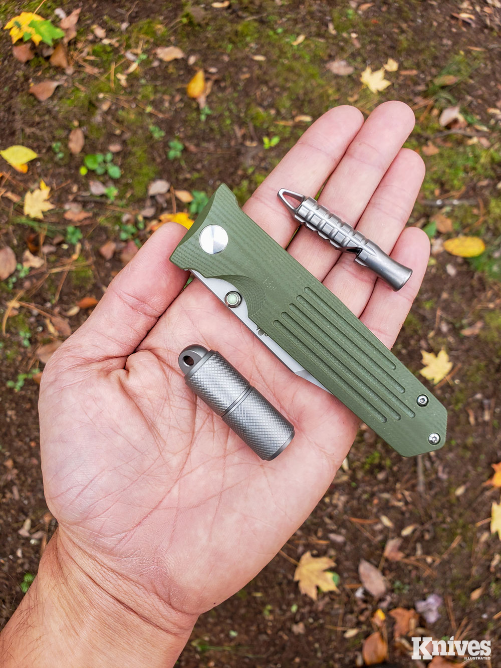 The STS-AT pairs perfectly with Prometheus Design Werx EDC items.
