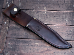 A custom premium leather sheath by Woodland Harness comes with the Hinderer knife.