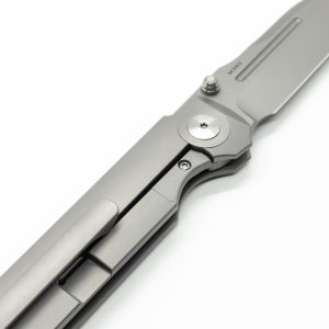 The handle of the Invictus-IL is made from a solid block of titanium.