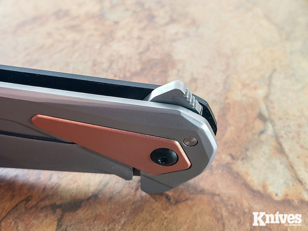 Kershaw has lots of experience with flippers, and that’s the system used to open the Stratas.