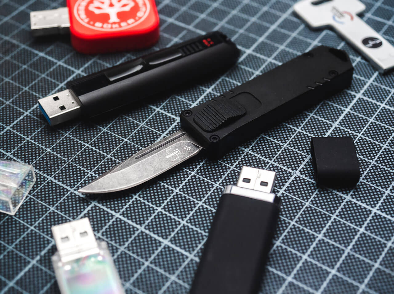 liberal Minde om Rådne Boker Plus USB OTF Features A Techie Design - Knives Illustrated