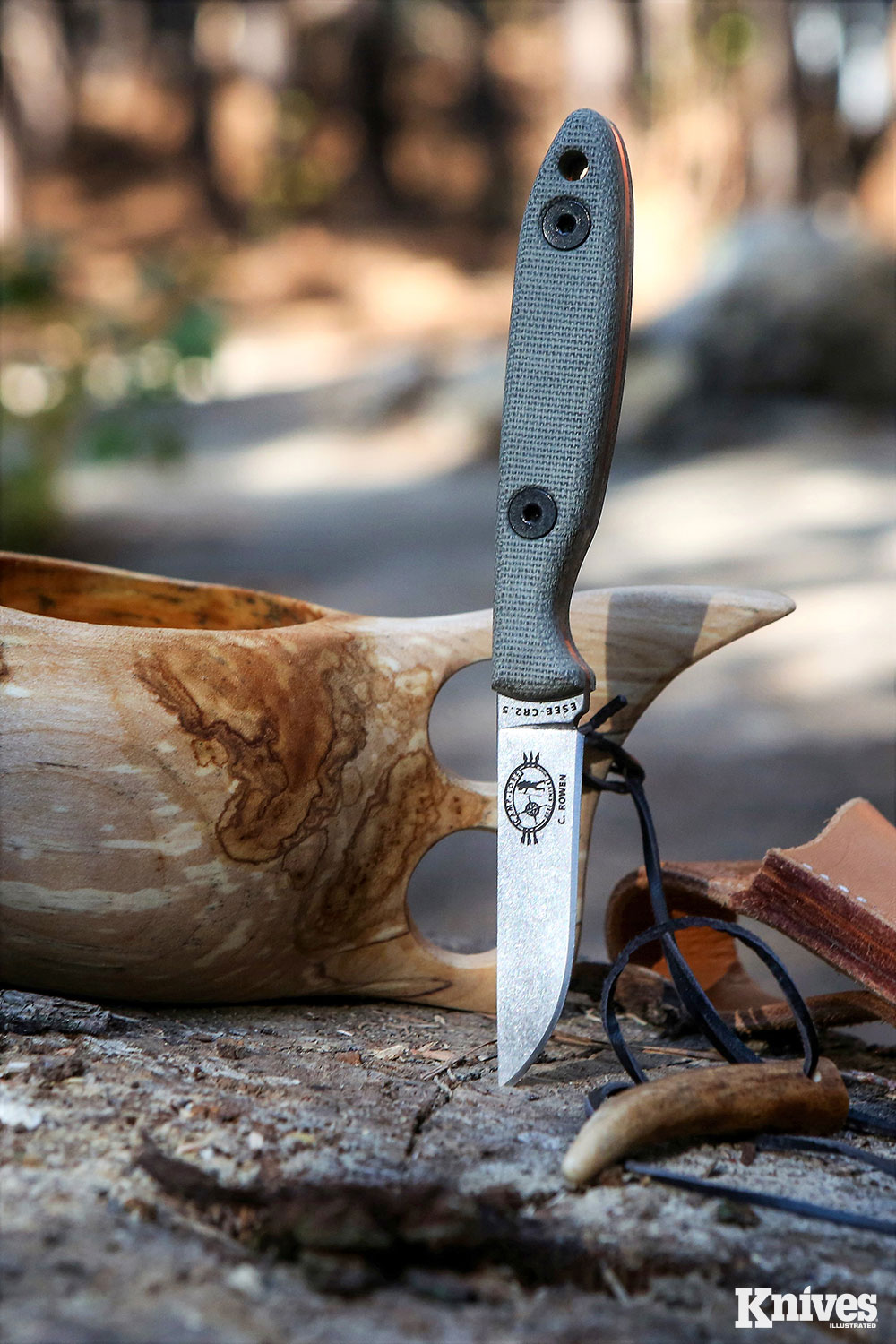 ESEE Camp-Lore CR2.5 is the smallest of the Camp-Lore series of knives. 